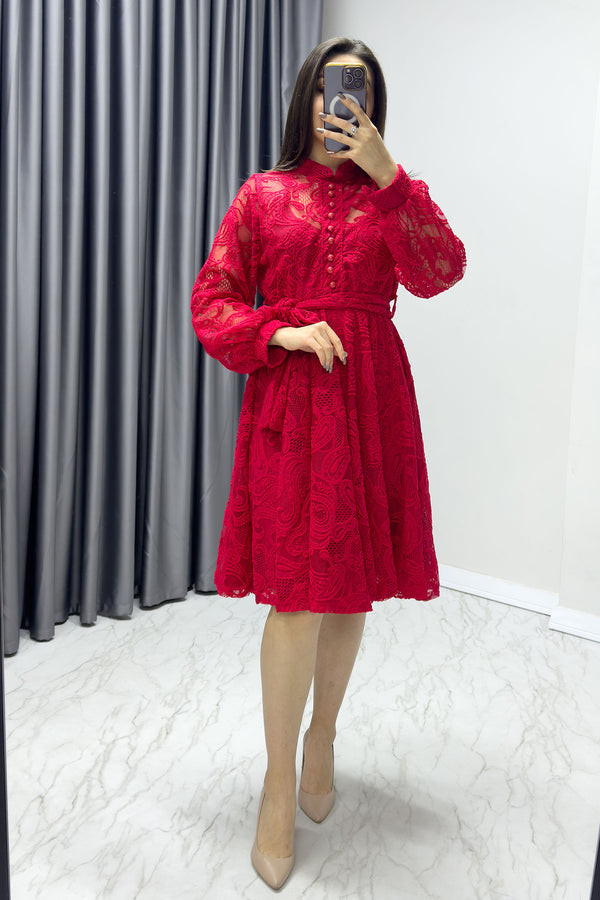 Rotes französisches Guipure-Abendkleid mit Knöpfen in Übergröße
