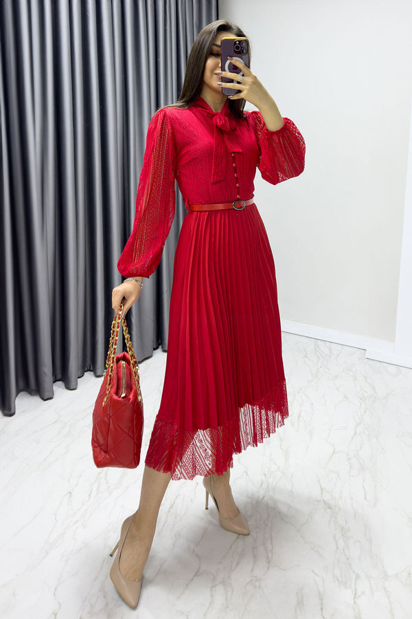 Rotes, plissiertes Neckholder-Abendkleid aus französischer Guipure-Spitze