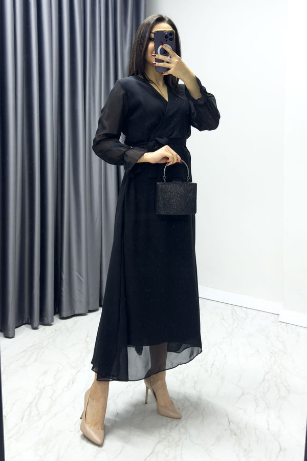 Schwarzes Kleid in Übergröße aus Chiffon mit zweireihigem Kragen und Kragen