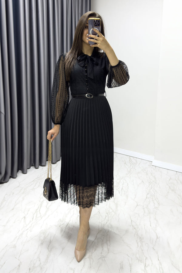 Schwarzes, plissiertes Abendkleid aus französischer Guipure-Spitze mit Neckholder